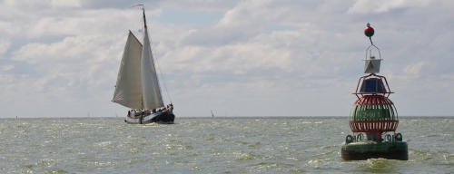 Nautische Reisetipps Ijsselmeer. Traditionsschiff vor Ansteuerungstonne Workum